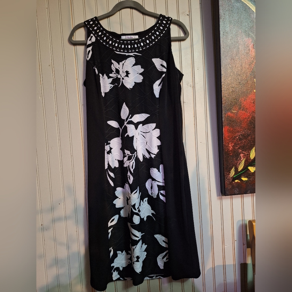 TanJay Black and White Floral Midi Dress